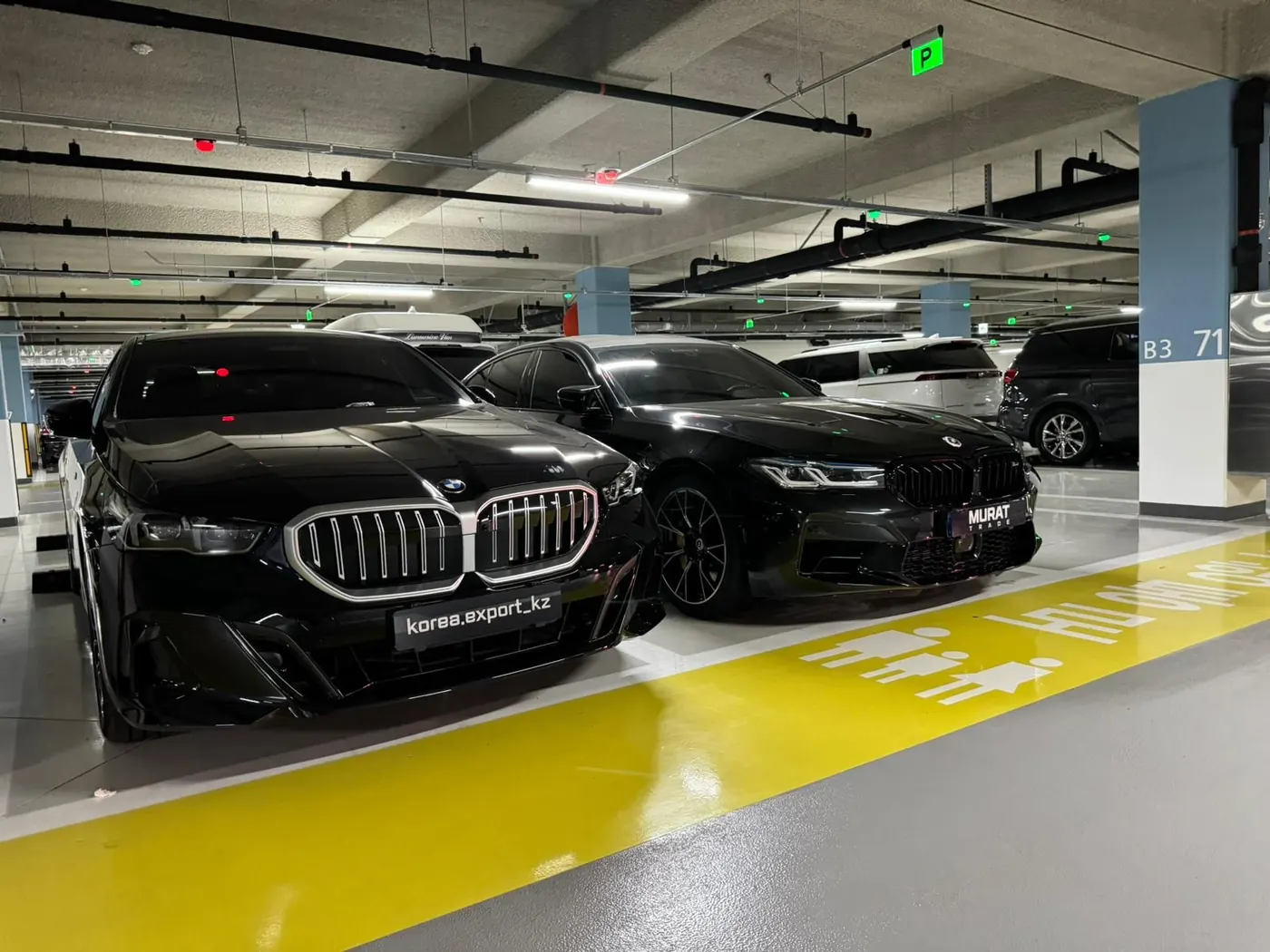 Два чёрных BMW X5 на парковке перед отправкой клиенту