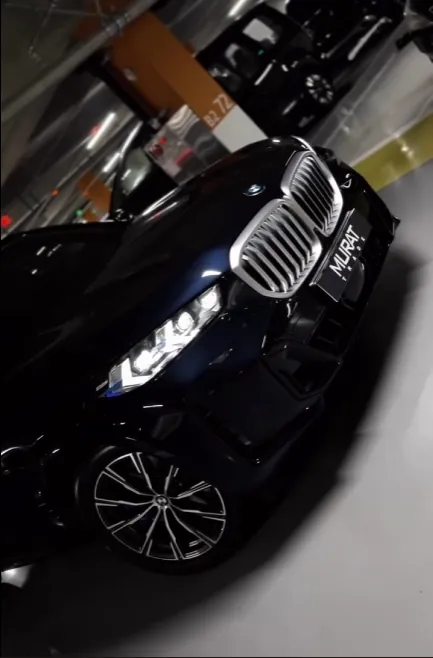 BMW в тёмном паркинге, подготовка к отправке